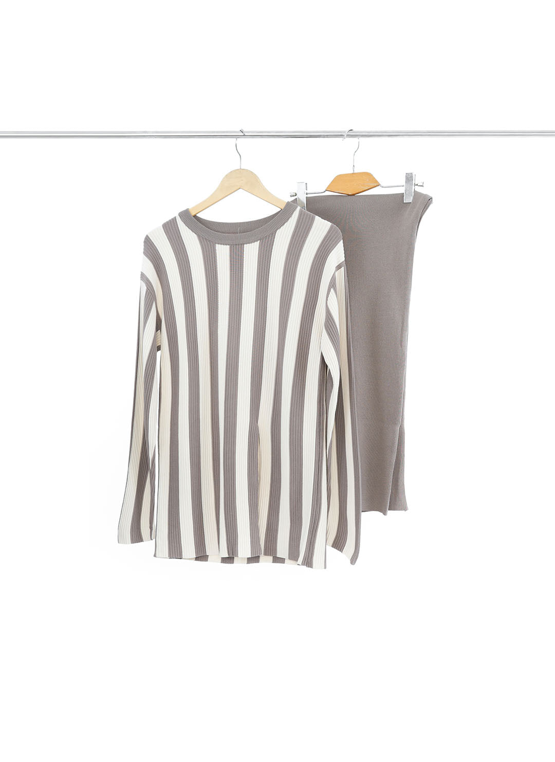 Two-Piece Knitwear Set with Bold Vertical Stripes